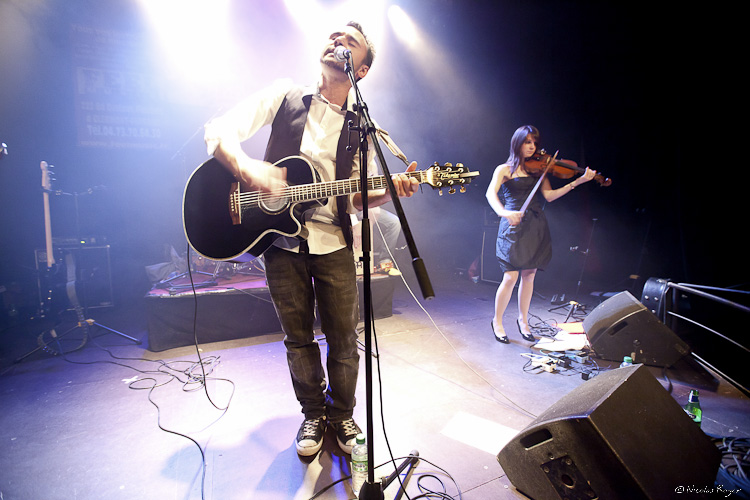 Chanteur du groupe Cidjy à la puce à l'oreille à Riom