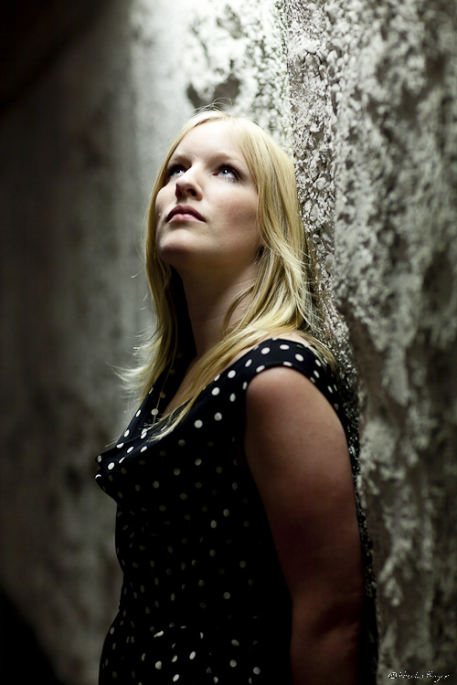 photographie de femme dans un parking souterrain