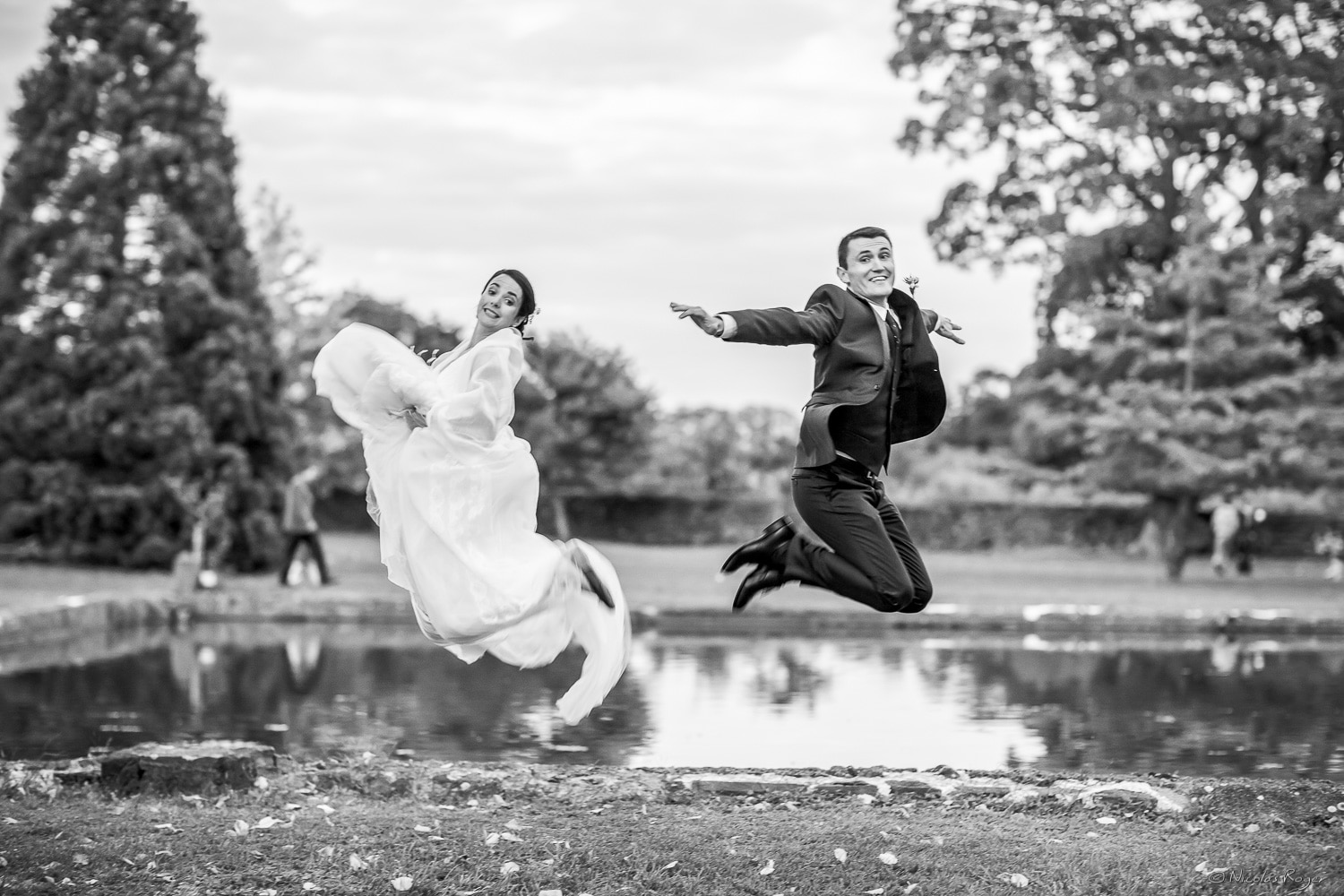 Les mariés se faisant photographier en sautant