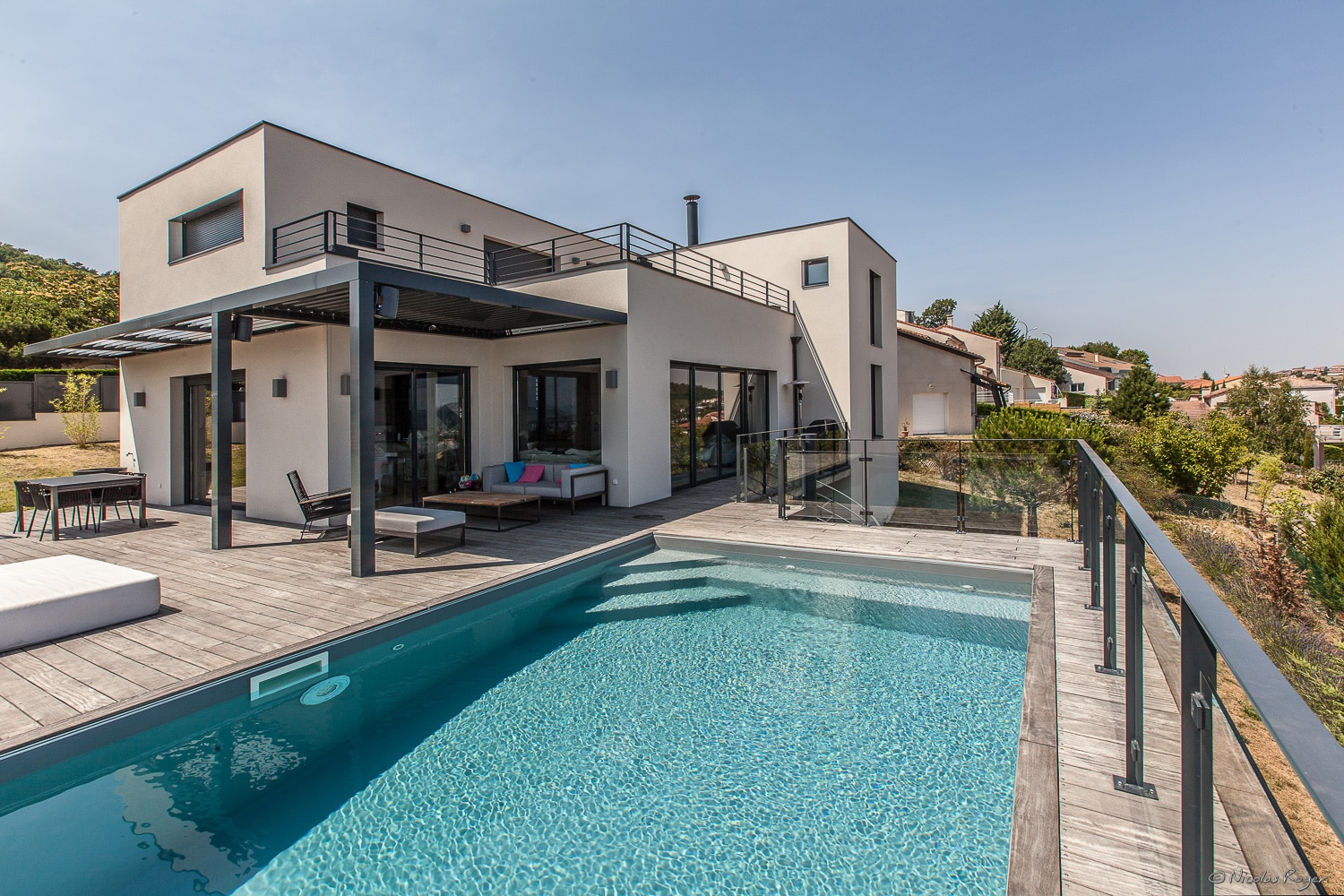 Photographie architecture : Une maison et sa piscine