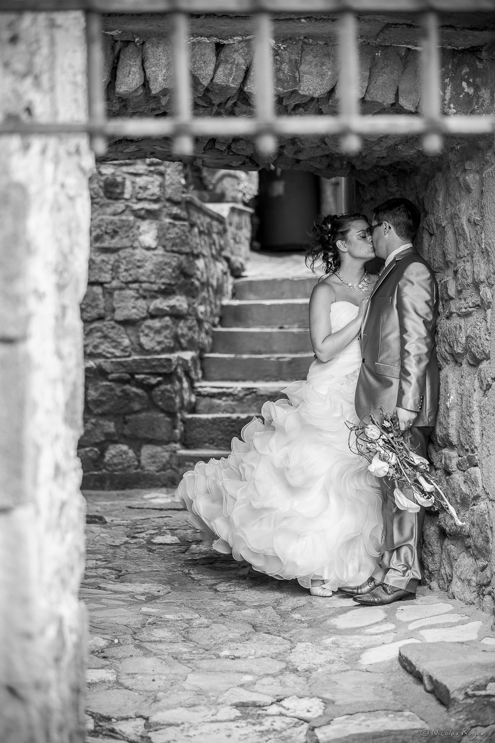 Baiser des mariés pendant la séance de couple