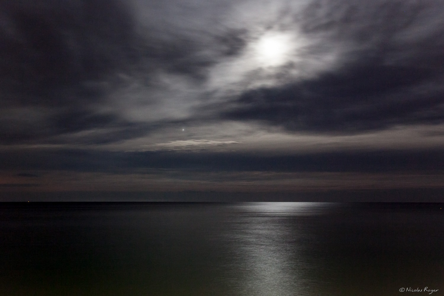 Paysage de nuit en bord de mer