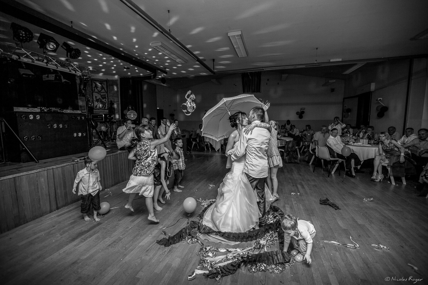 Danse des mariés au parapluie