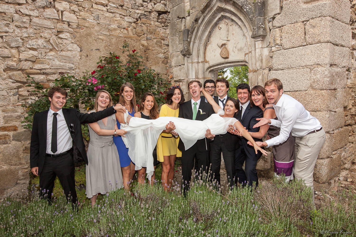 Photographie de groupe durant le mariage