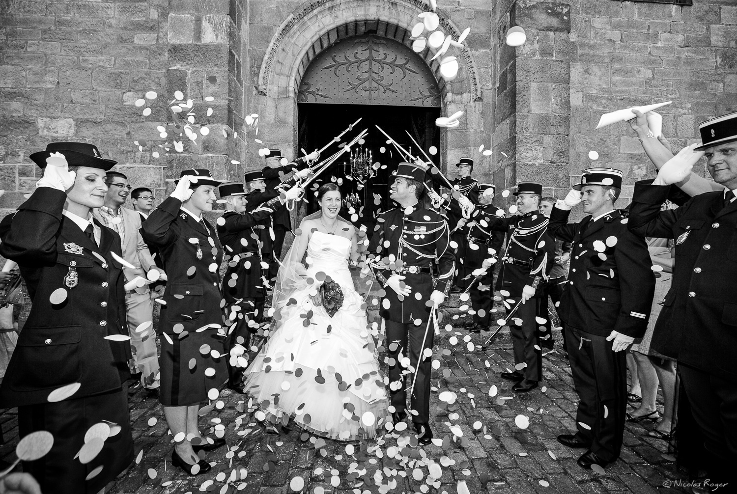 Sortie de l&rsquo;église des mariés militaires