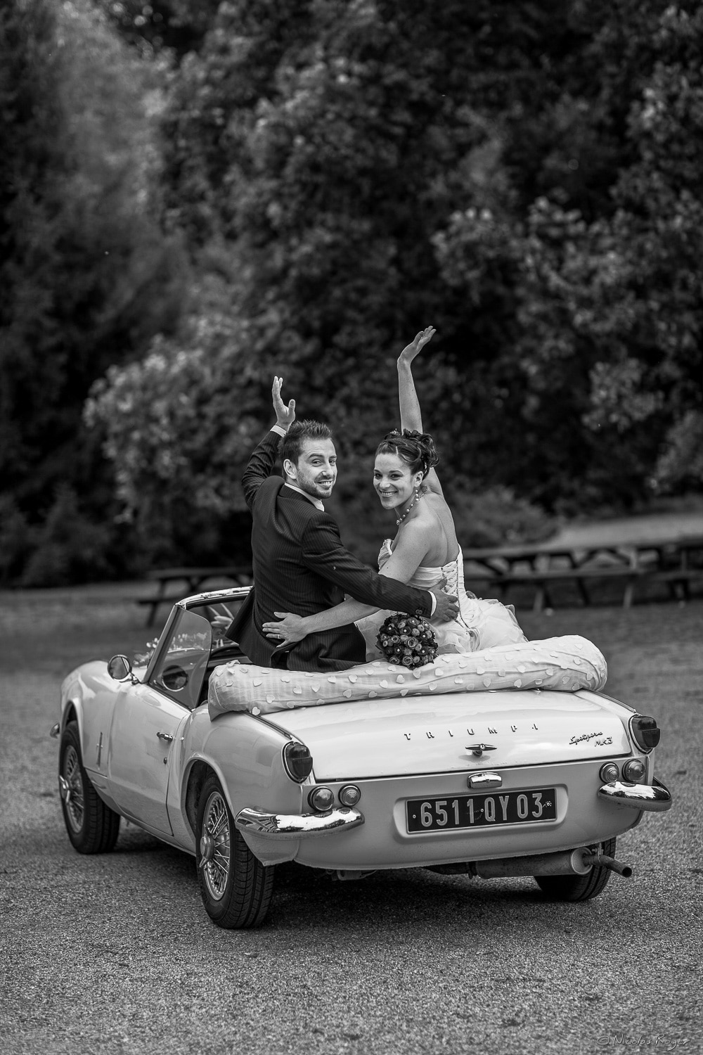 Photographie du départ des mariés en voiture