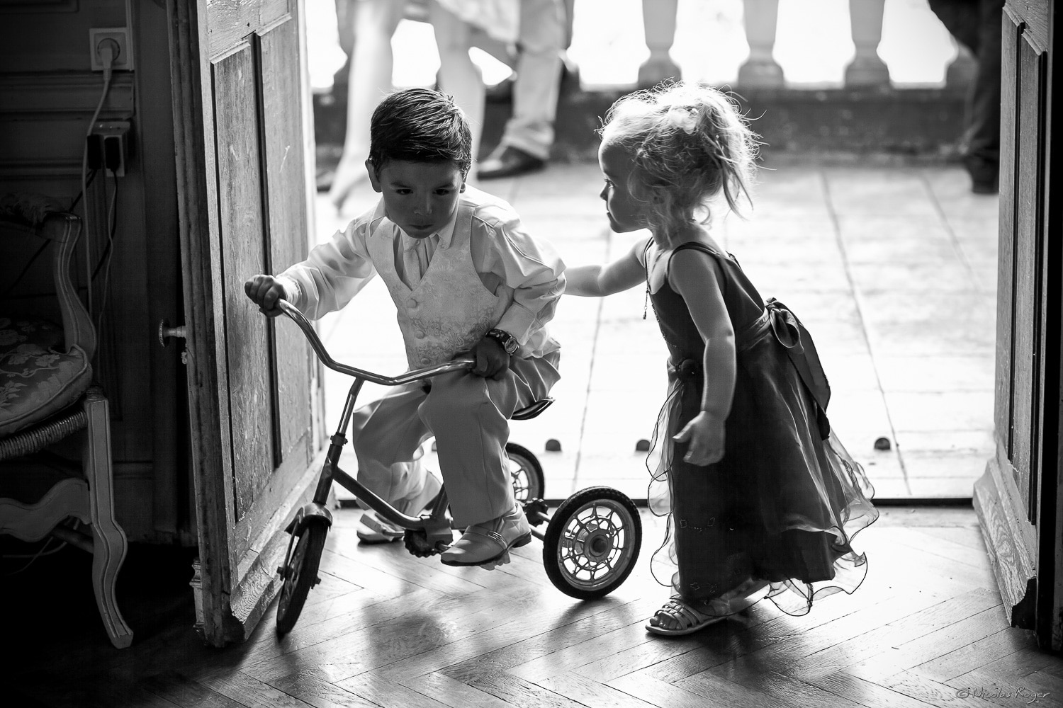 Photographie de jeux d&rsquo;enfants pendants un mariage