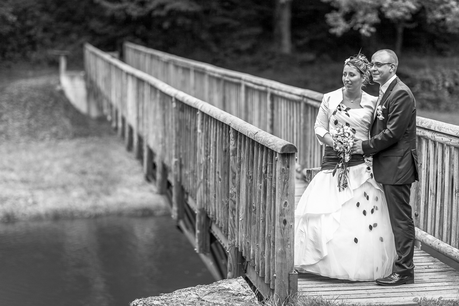 Les mariés à l&rsquo;entrée du pont