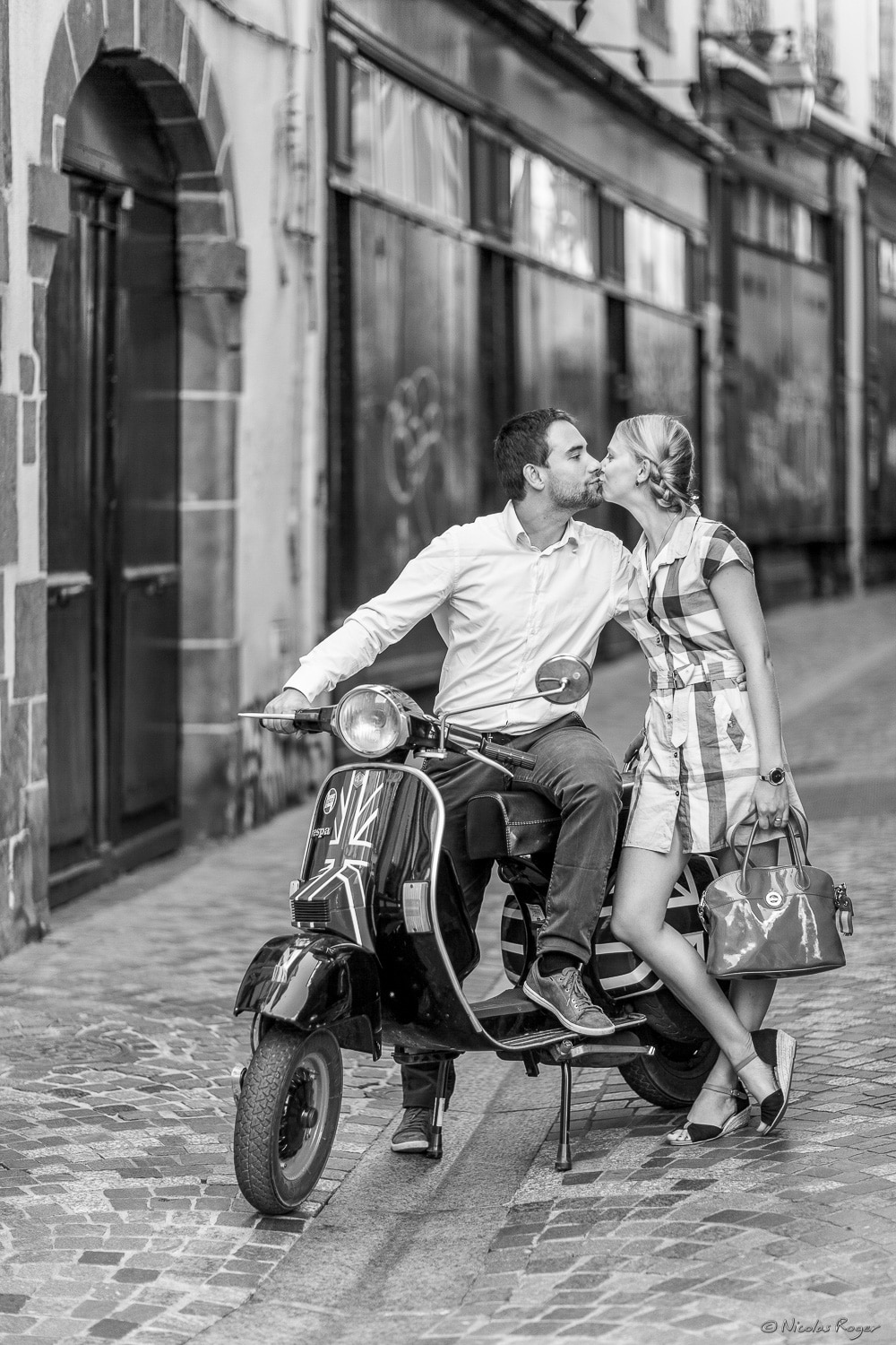 Photographie d’un couple avec leur Piaggio