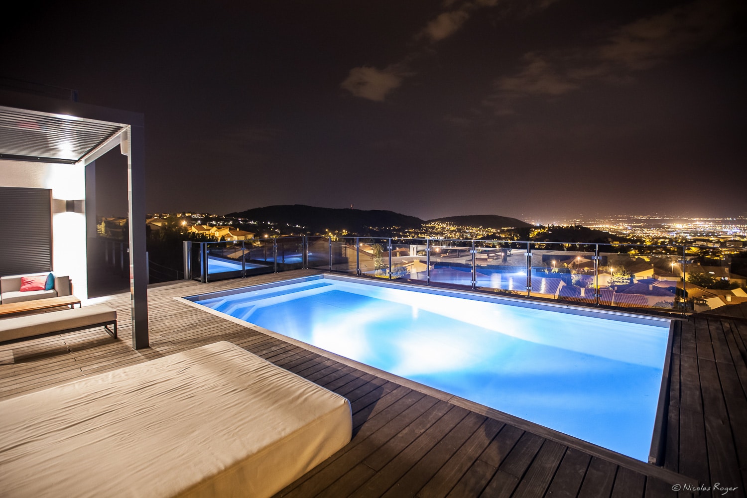 Photographie d&rsquo;une piscine extérieure en terrasse