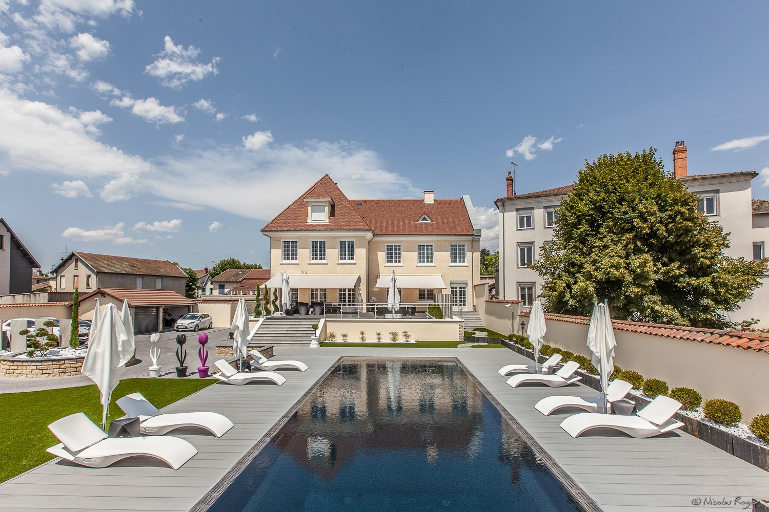 Photographie d&rsquo;architecture d&rsquo;une maison avec piscine.