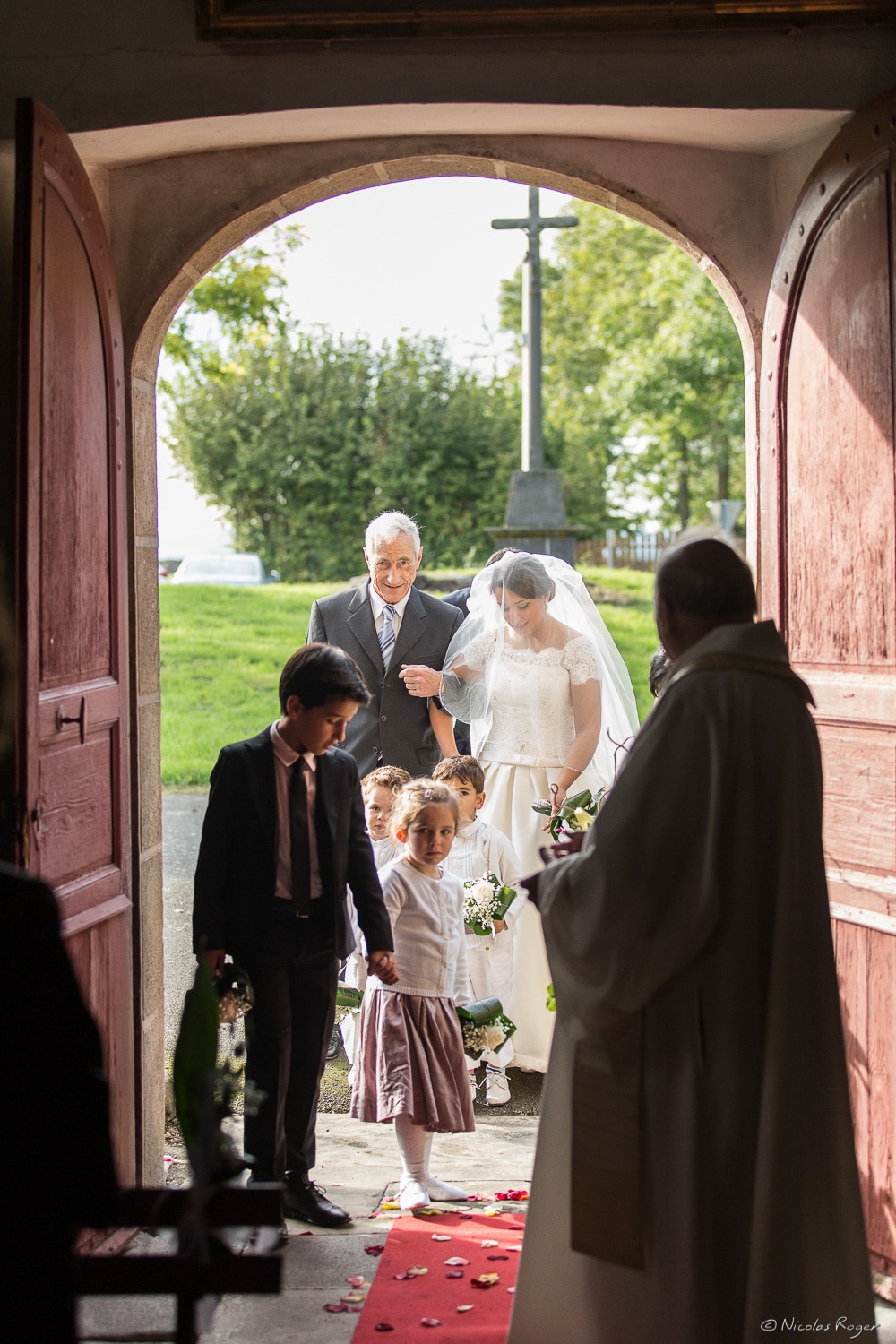 Entrée dans l&rsquo;église des mariés