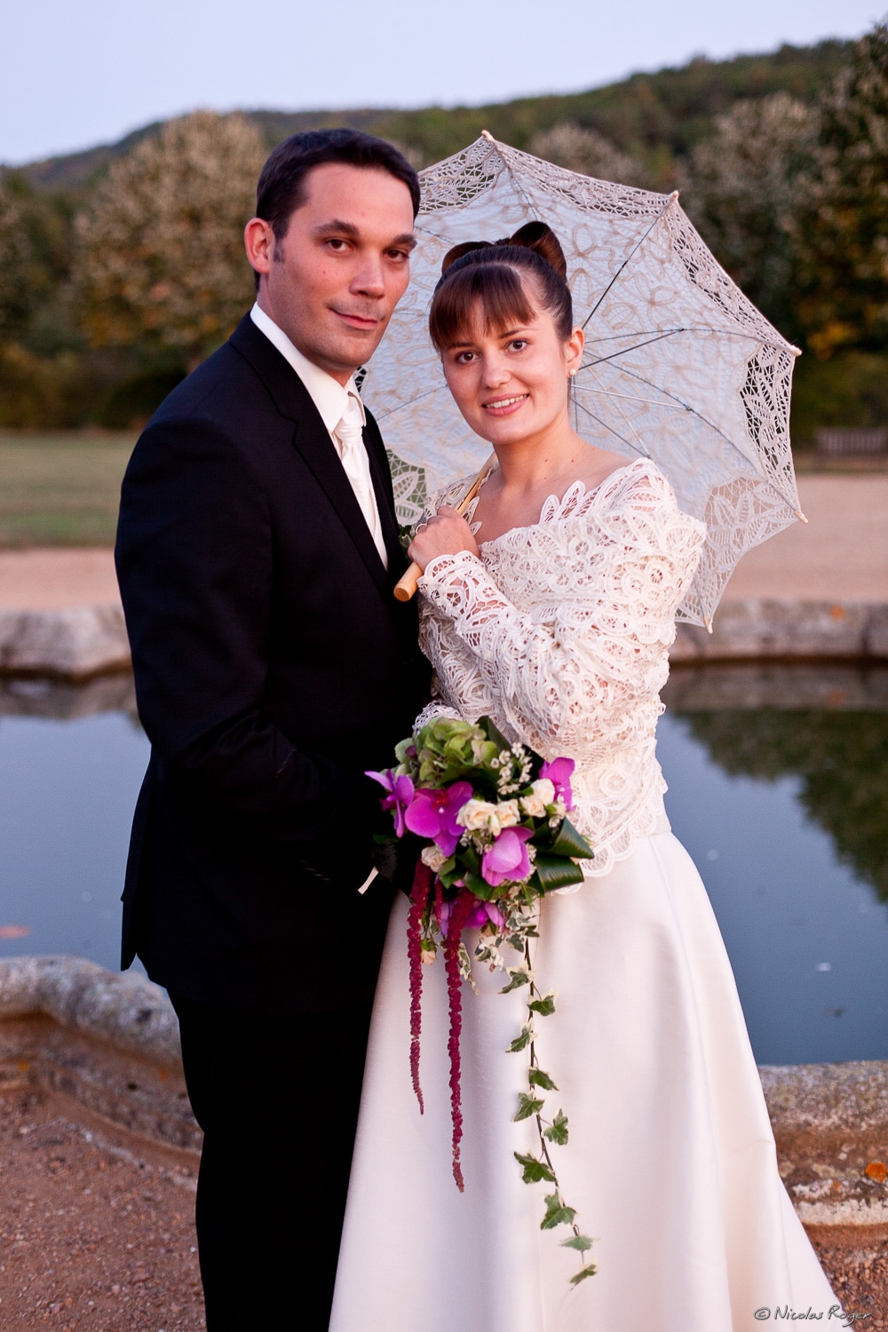Photographie de mariage dans le parc du château de Saint-Saturnin