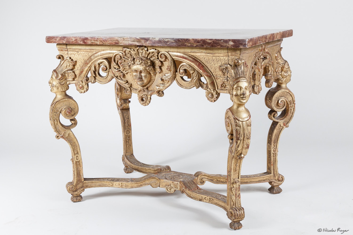 Table en bois doré sculptée
