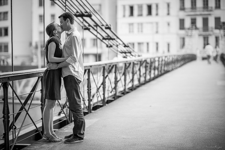 Couple sur un pont à lyon en noir et blanc