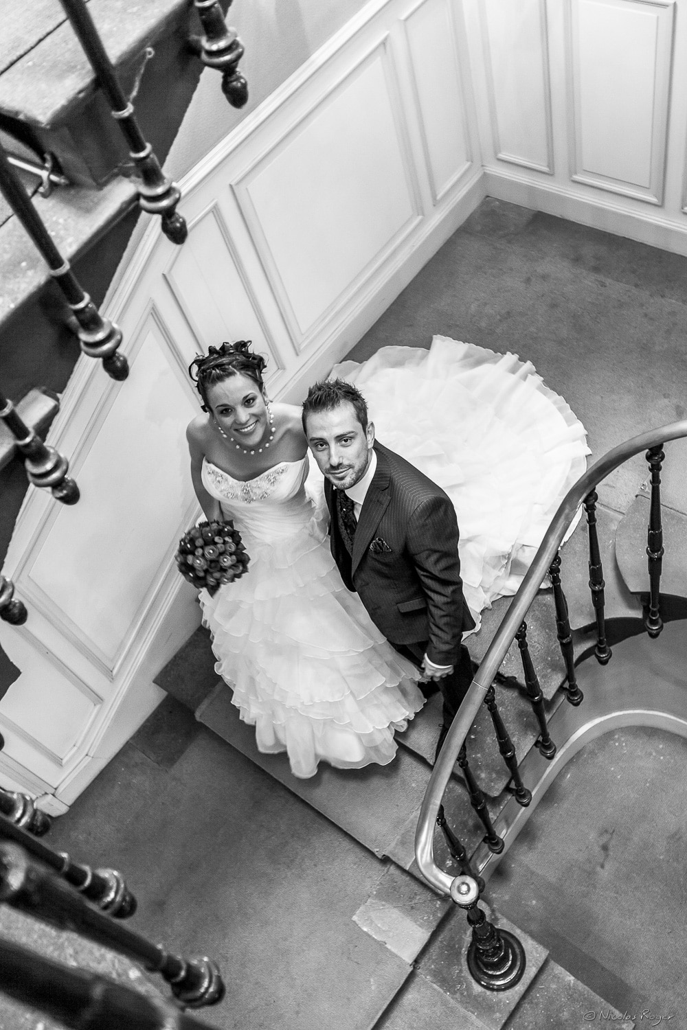 Les mariés montent les escaliers