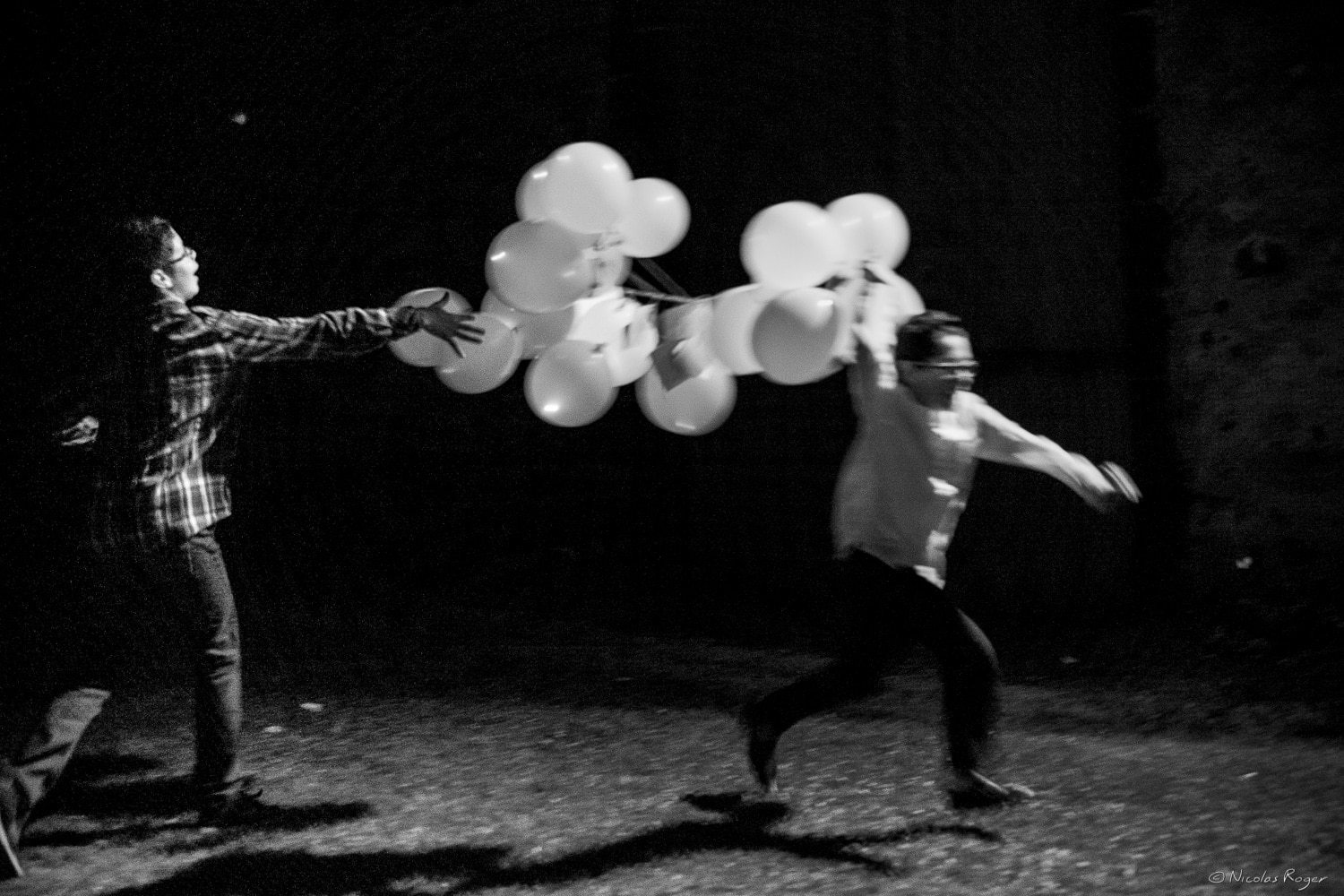 Enfants s&rsquo;amusant pendant le lâcher de ballons