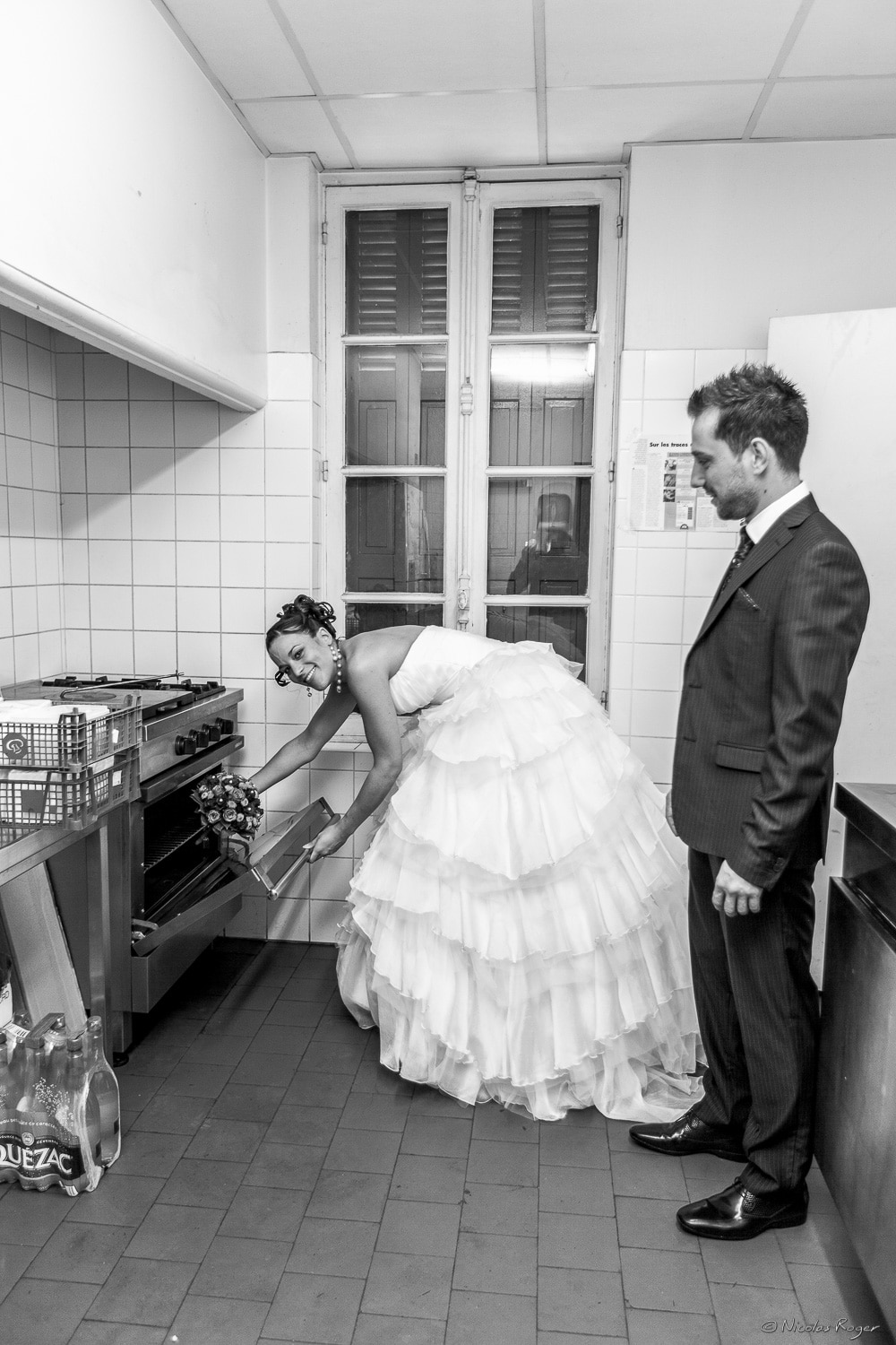 Les mariés dans la cuisine