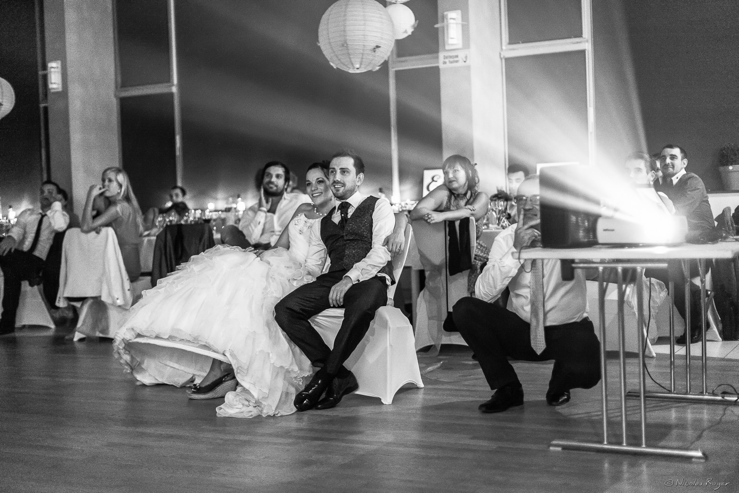 Photographie des mariés lors de la projection-souvenirs de la soirée