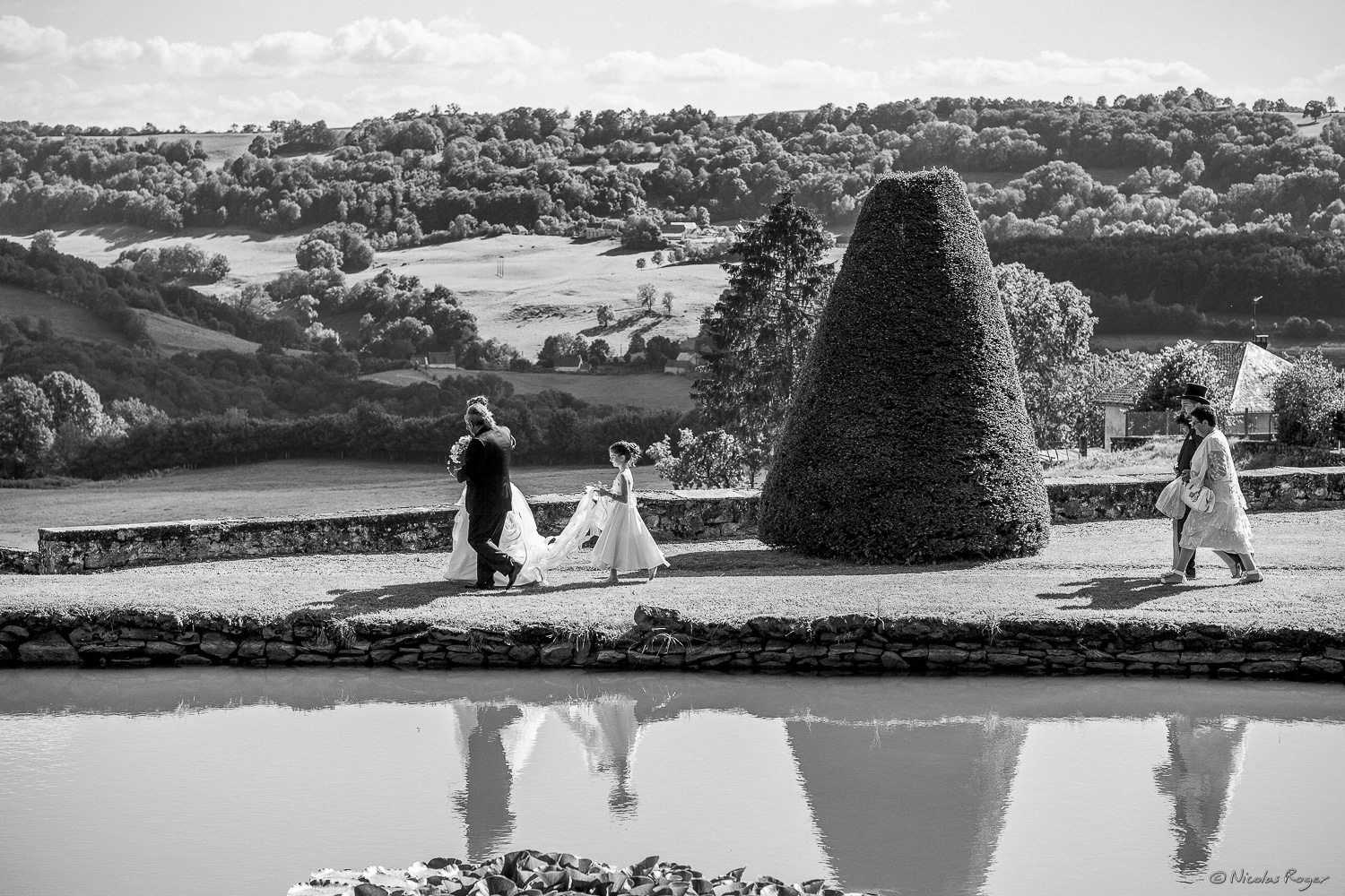 Les mariés dans le paysage du château