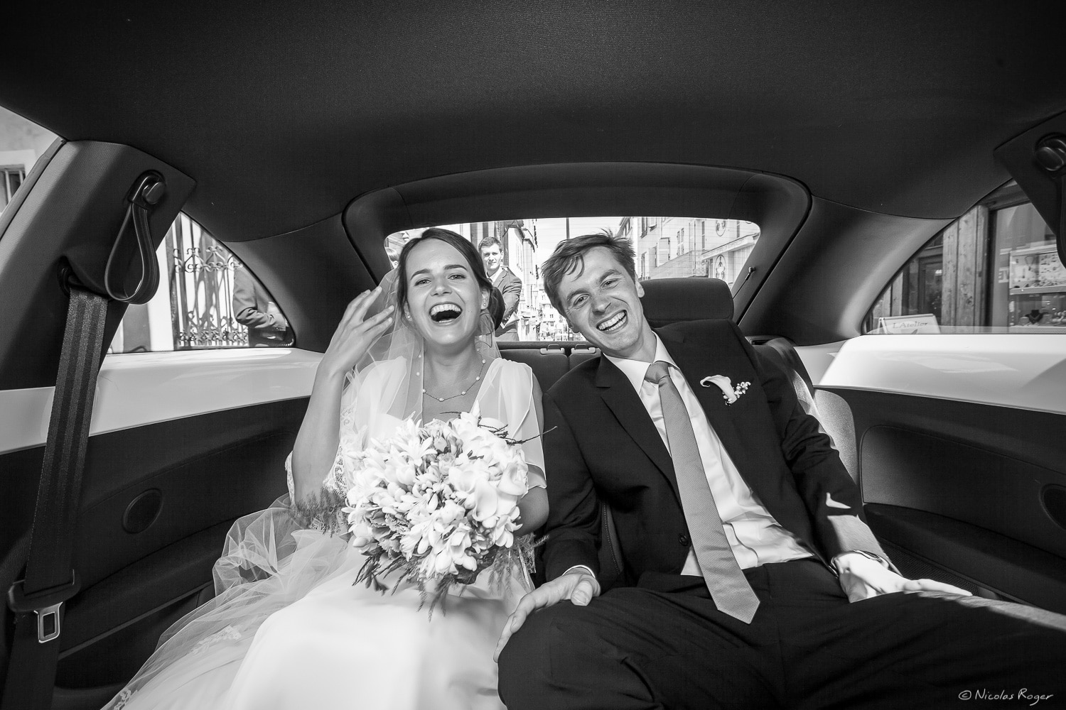 Les mariés lors du trajet en voiture