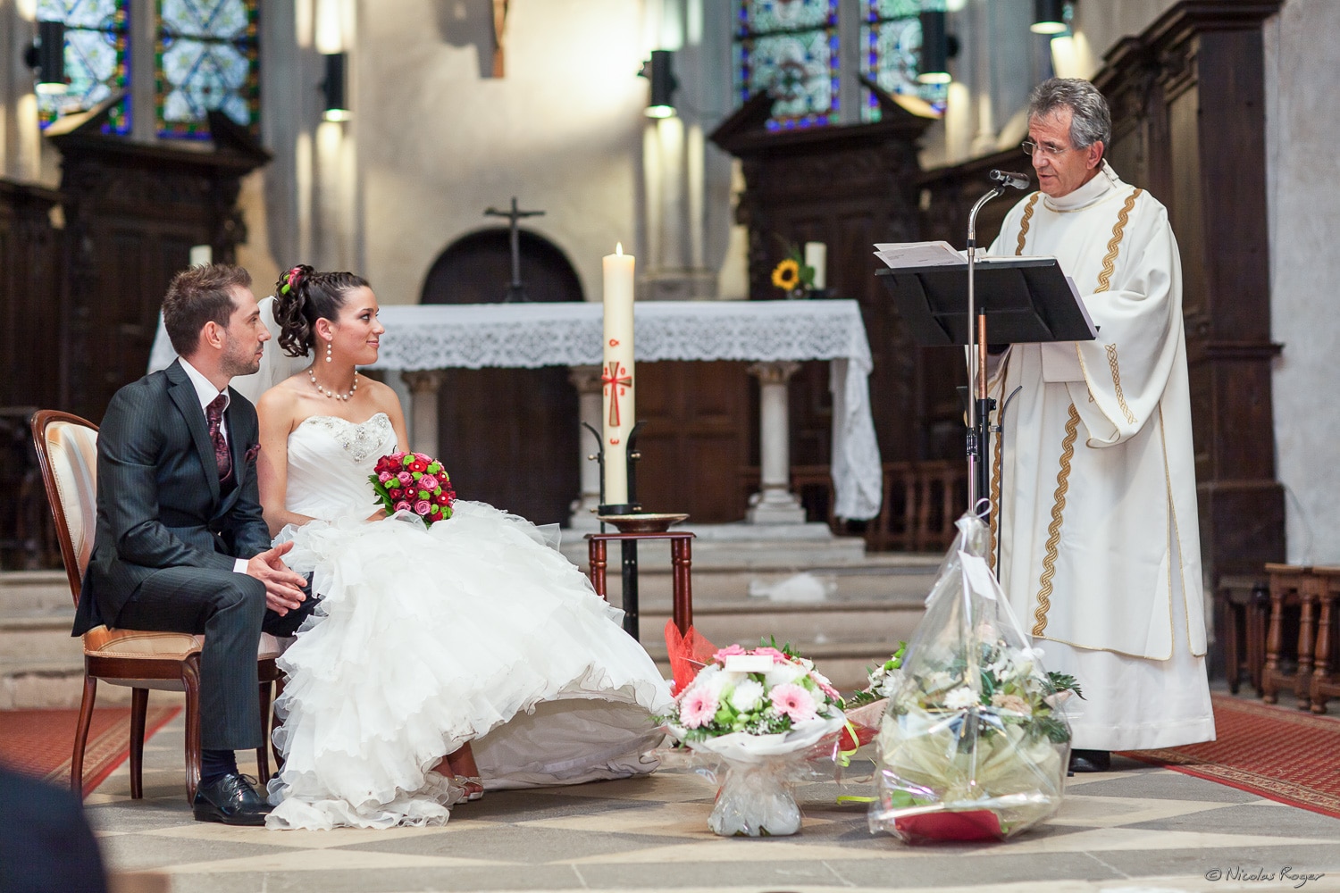 Cérémonie à l&rsquo;église &#8211; Les mariés face au prêtre