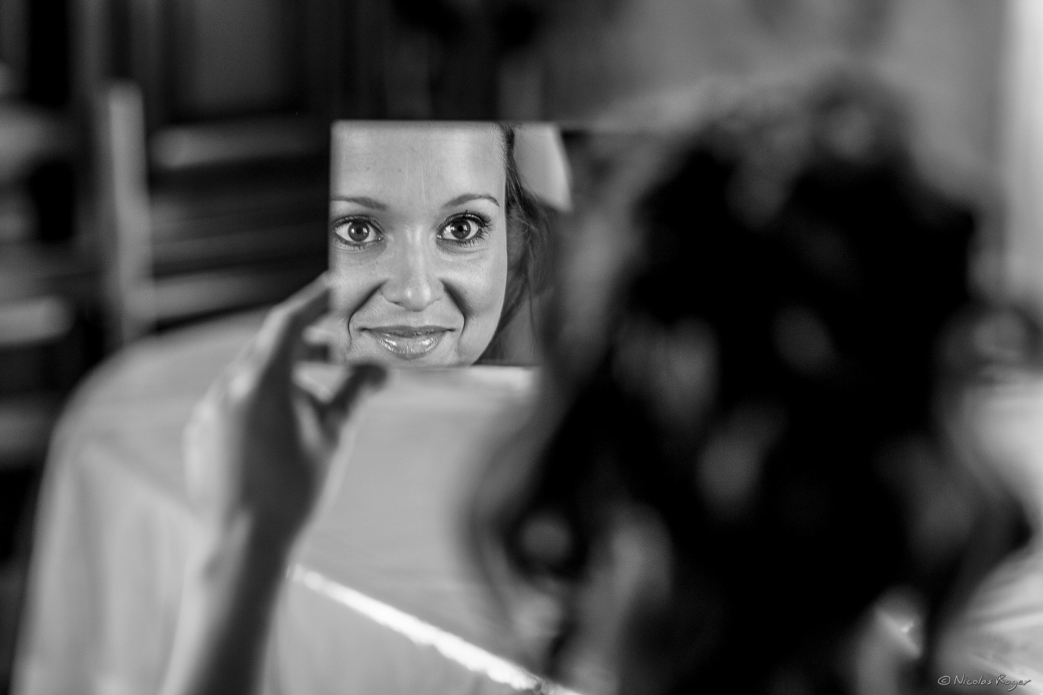 Jeu de miroir pendant la préparation de la mariée