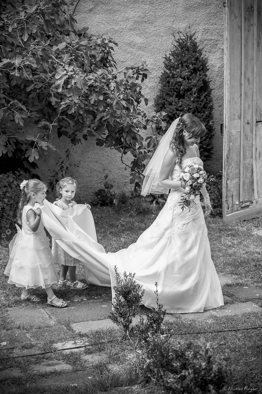 Photographie de la mariée et de deux petites filles