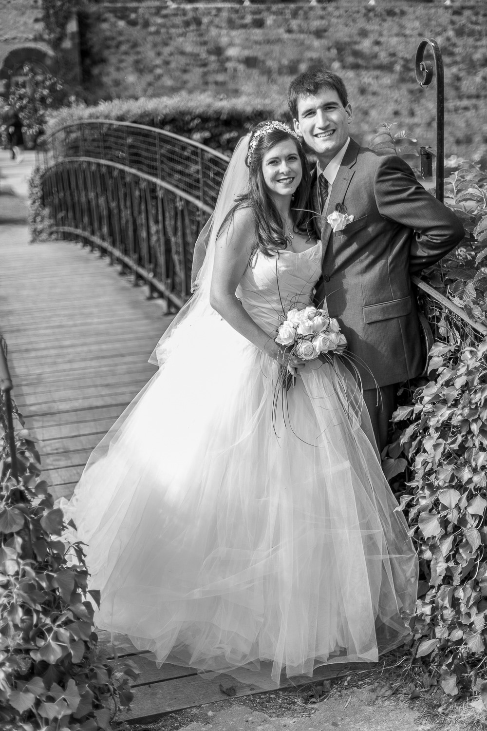 Les mariés devant un pont