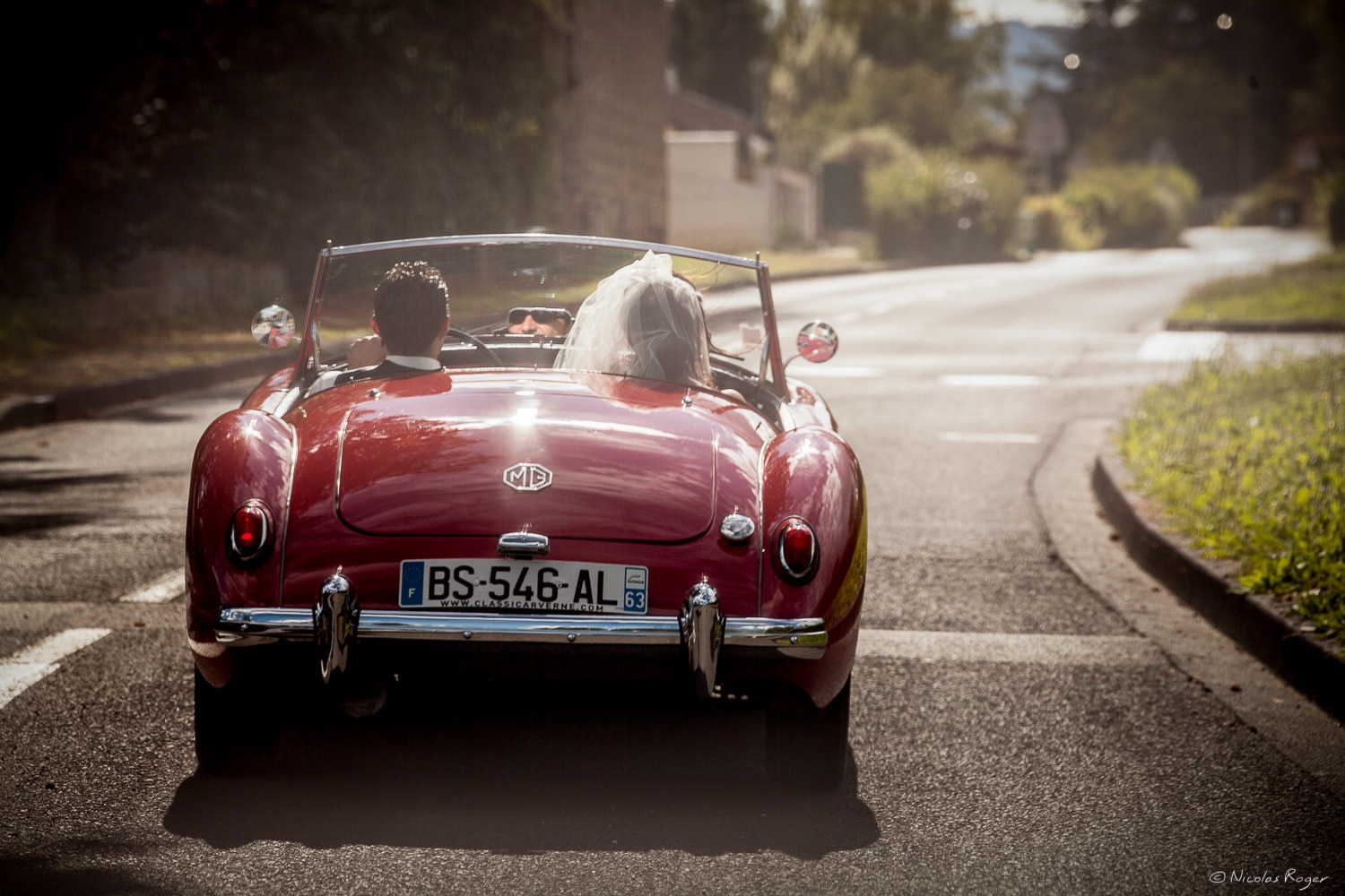 Départ des mariés dans une voiture ancienne