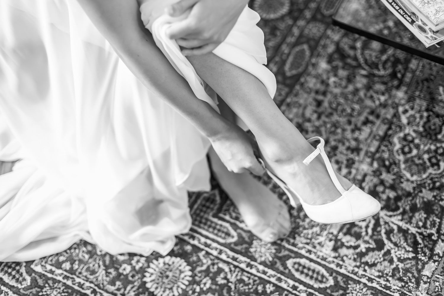La mariée attache ses chaussures
