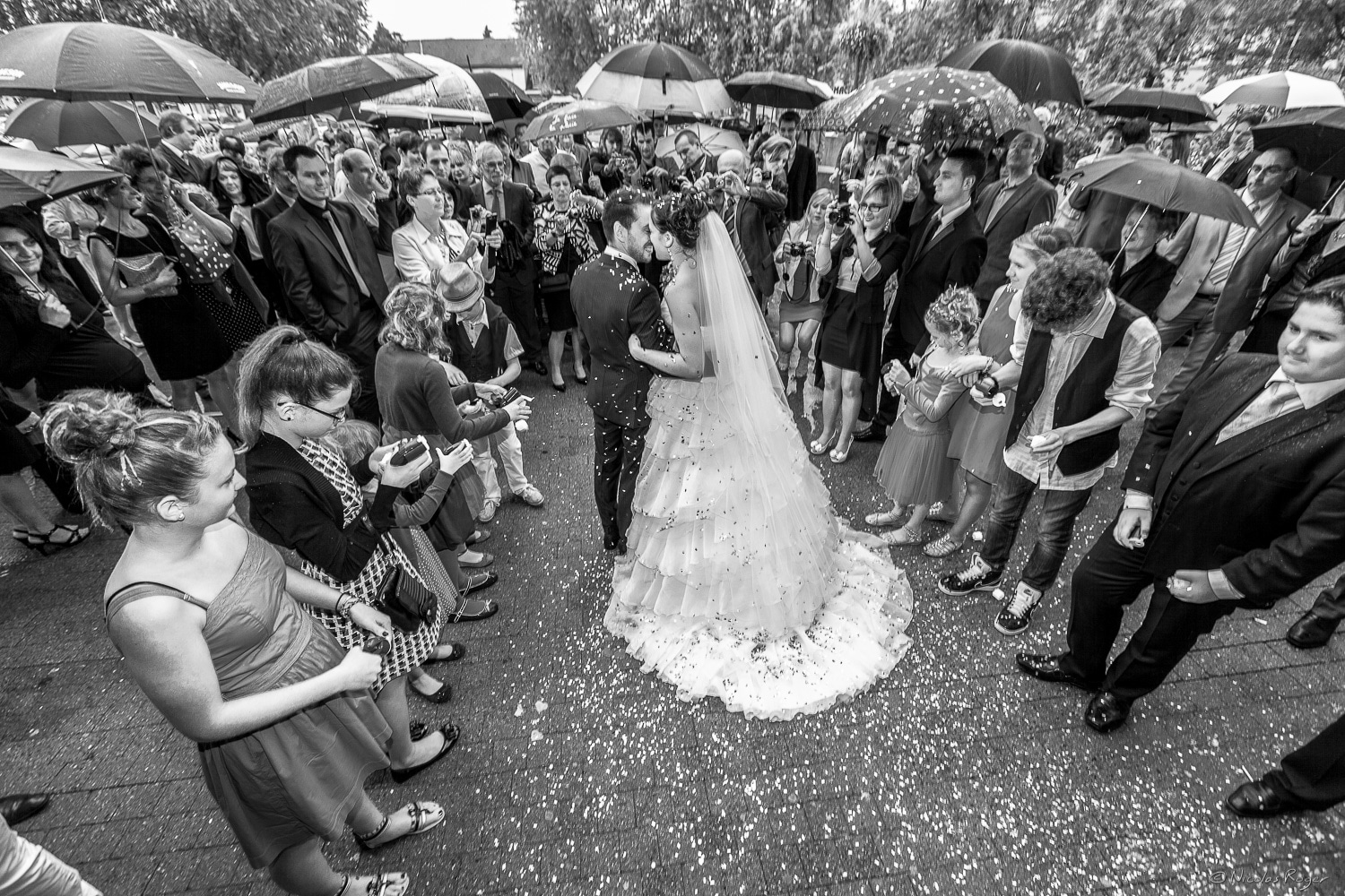 La sortie de l&rsquo;église sous les confettis