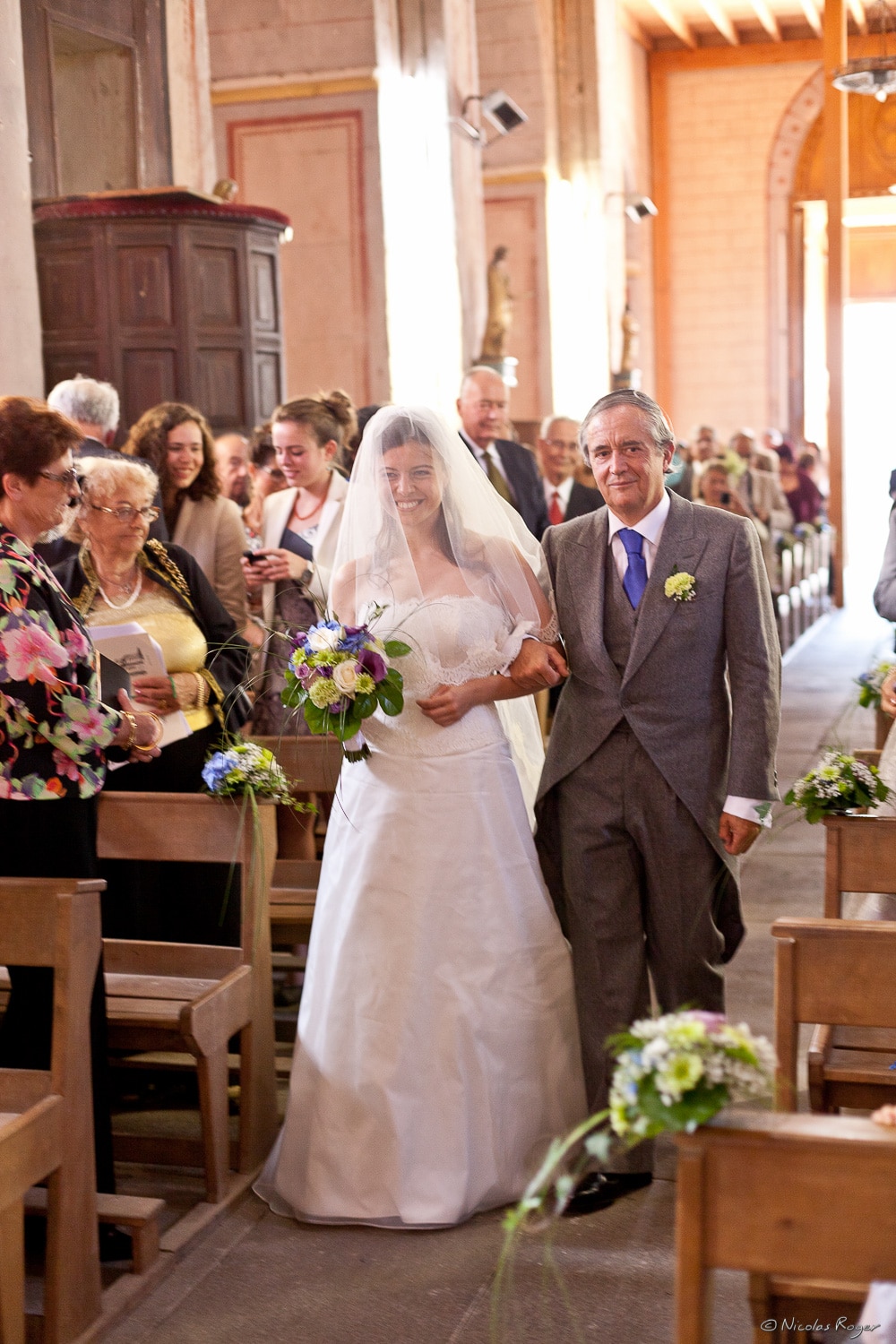 La mariée au bras de son père