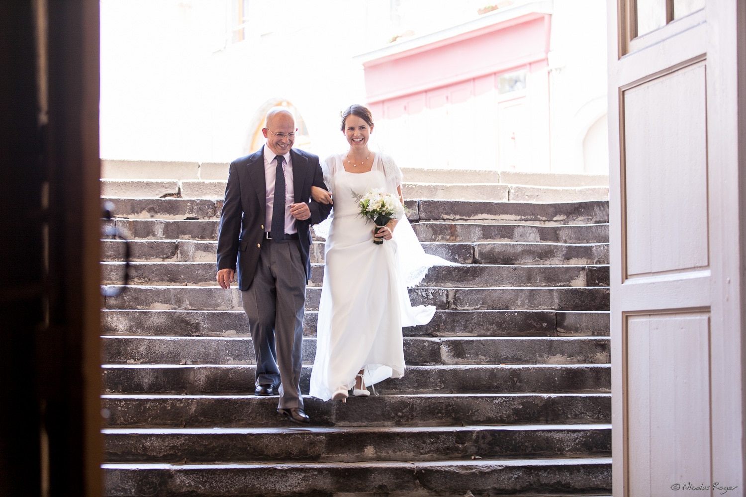 La mariée descend les marches de l&rsquo;église