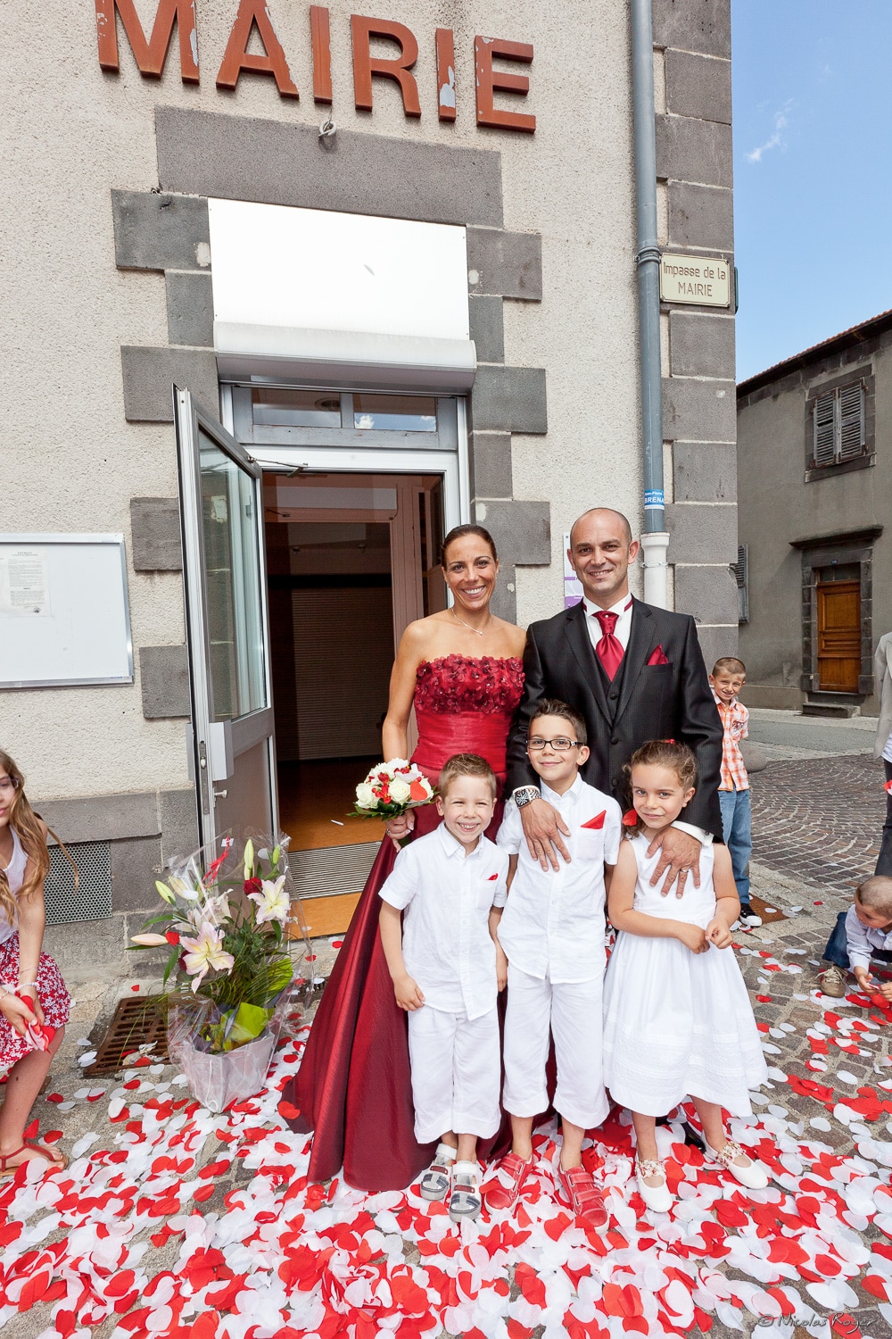 Les mariés posent avec les enfants