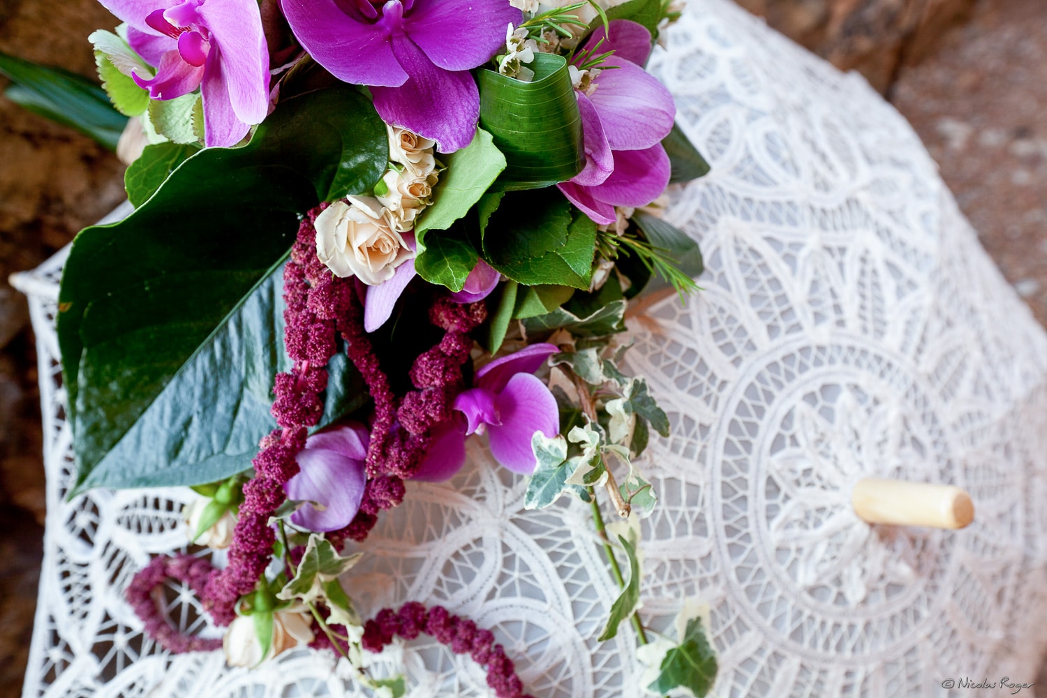 Ombrelle de la mariée et fleurs