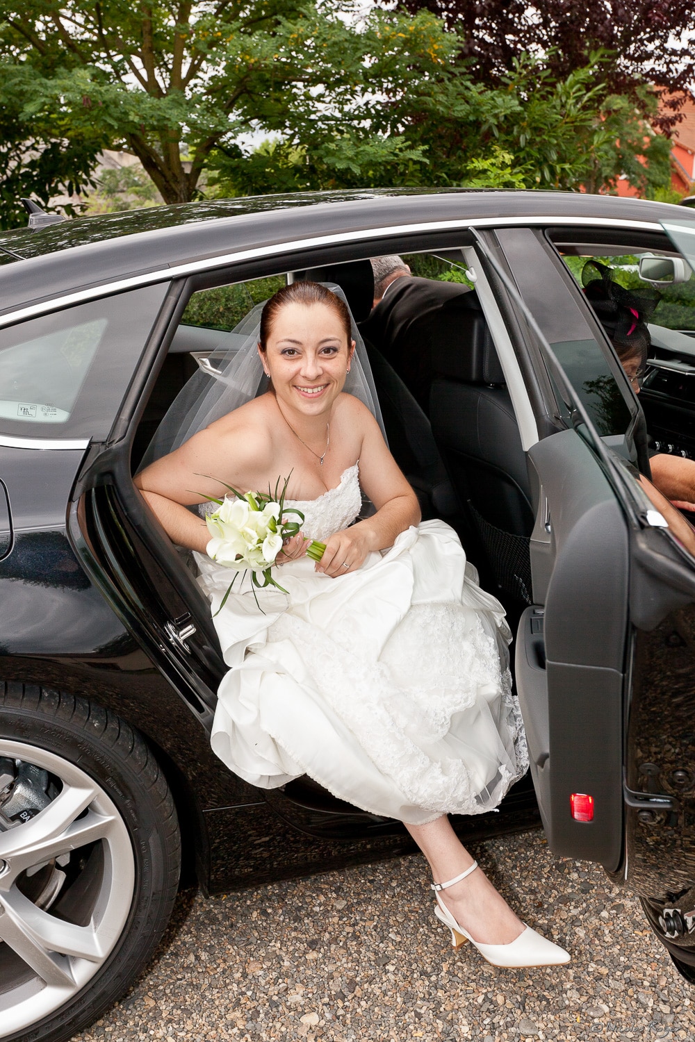 La mariée descend de la voiture
