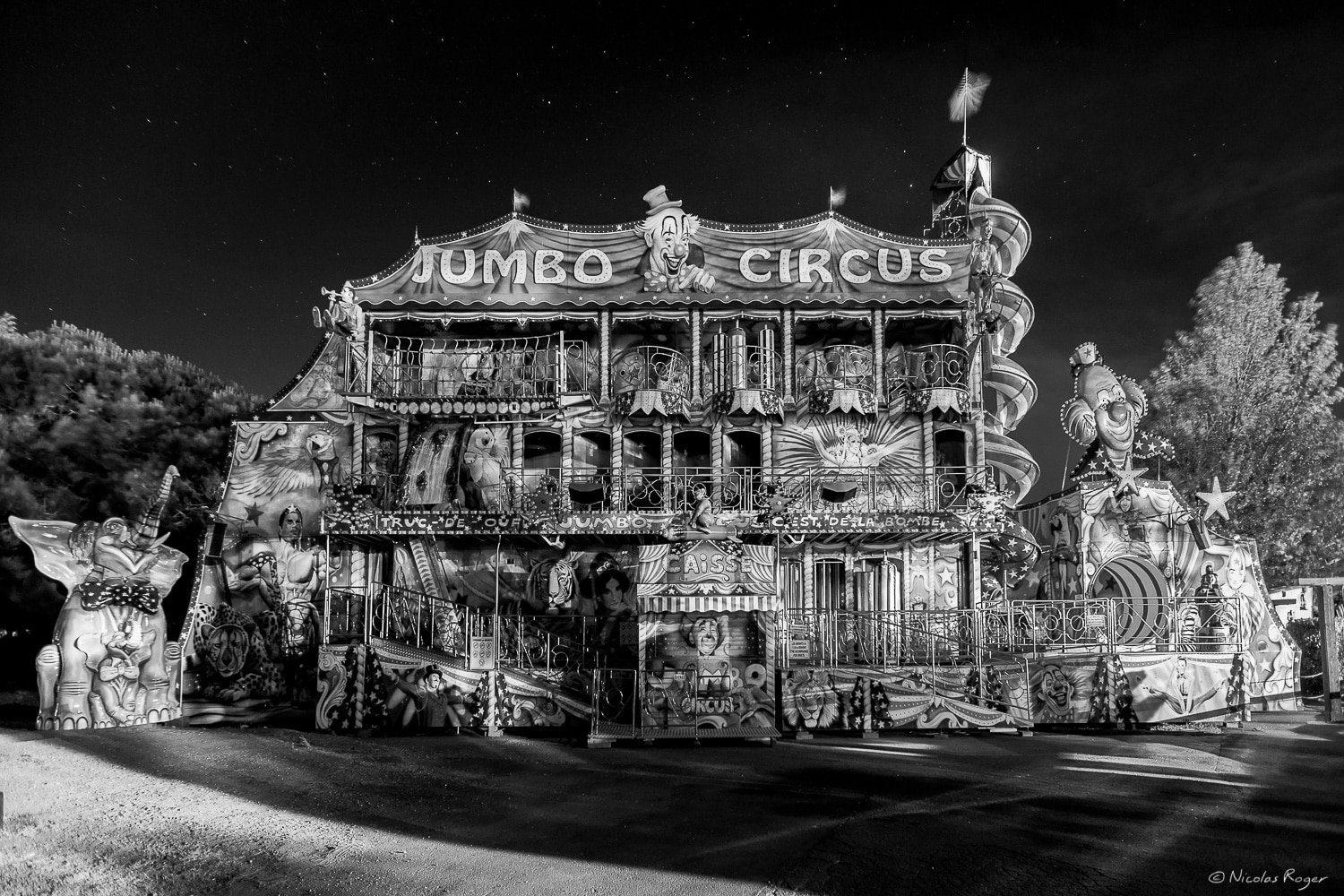 Fête foraine de nuit par un artiste photographe