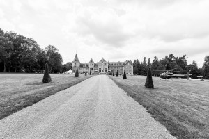 Le château où à lieu le mariage, et l'hélicoptère qui y ramène les mariés.