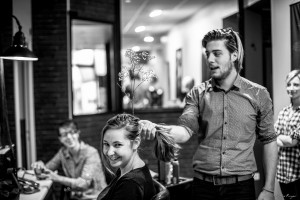 Photographie de la mariée chez le coiffeur