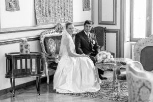 Mariés assis sans le salon d'un château