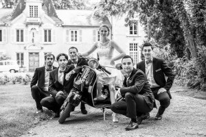 Photographie de la mariée qui pose sur une moto entourée des amis proches