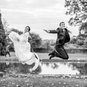 Les mariés se faisant photographier en sautant