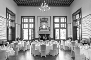 Les tables et sièges blancs sont installés dans un décor romantique pour accueillir les invités.
