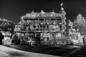 Photographie d'une attraction durant la nuit