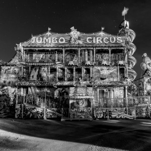 Photographie de fête foraine durant la nuit