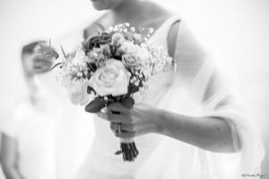 Photographie d'une mariée avec son bouquet à la main