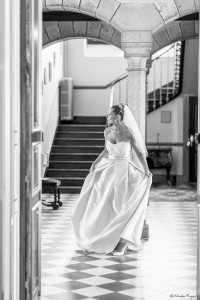 Photographie d'une mariée qui court vers son avenir