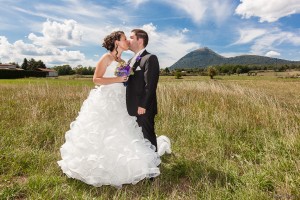 Photo de couple de mariés avec le Puy de Dôme