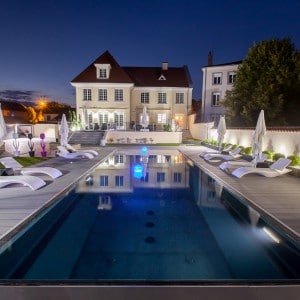 Photographie d'architecture en Auvergne : Piscine de nuit